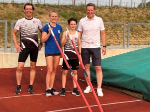 Bild: von links nach rechts: Abteilungsleiter Leichtathletik Karsten Steeb, Trainerin Anjuli Knäsche, Henri Höhmann, Martin Kittelberger (Vorstand Echterdinger Bank)  