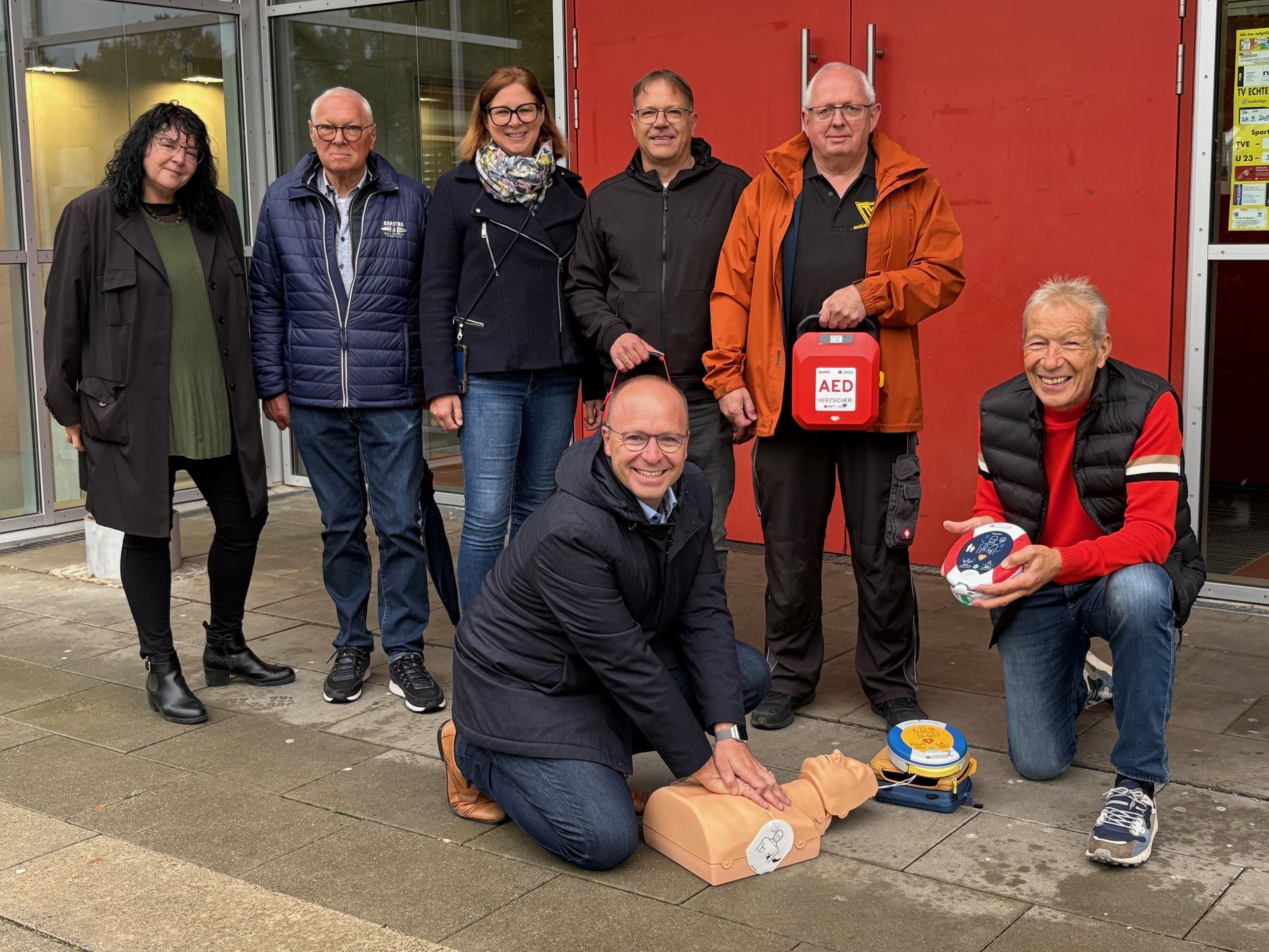 Übergabe des neuen Defibrilators an der Goldäckerhalle